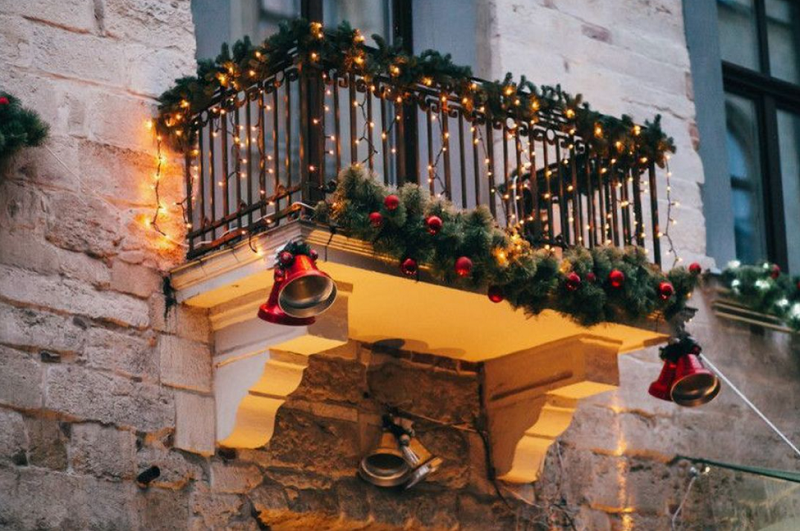 Christmas balcony decoration.png