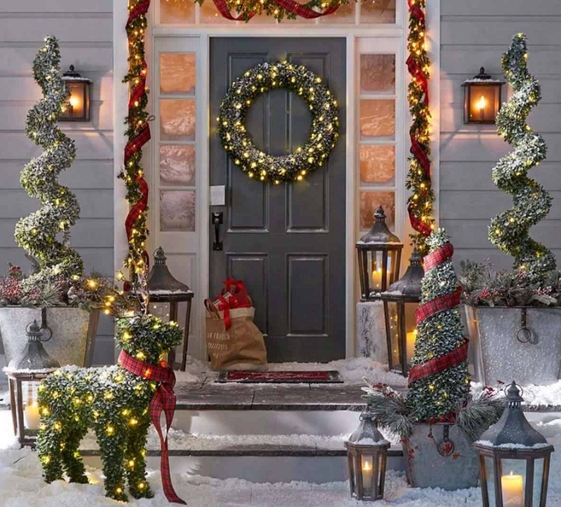 Christmas decorating idea for outdoor & front door.png
