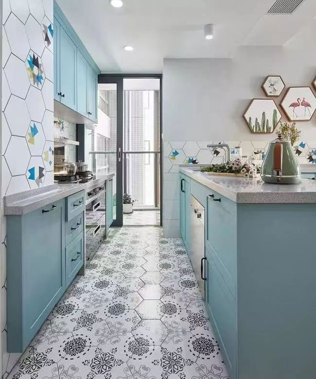 Kitchen-with-patterned-tiles-in-geometric-or-floral-motifs.jpg